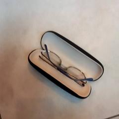 Estuche para lentes con lentes, segundo informou Leonardo Royal Hotel Amsterdam usando iLost
