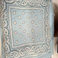 Bandana Bleu motif plumes indiennes, as reported by IKEA Bayonne Ametzondo using iLost
