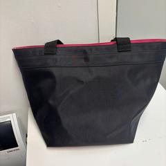 トートバッグ zwart met roze がiLostで Avonturenpark Hellendoorn によって報告されました