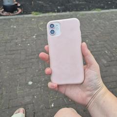 Witte I-phone in roze cover, segundo informou a iLost