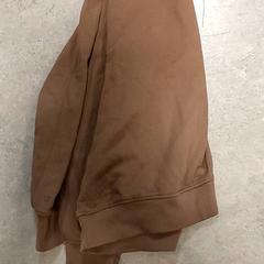 Roupa - Trui Bruin, como reportado por Regio Oost-Vlaanderen utilizando o iLost