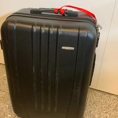 Resväska Zwart met rood lintje, rapporterat av Eindhoven Airport med iLost
