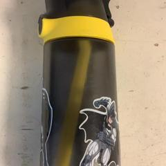 ボトル Zwart geel Batman がiLostで Artis によって報告されました