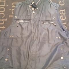 Vest Donkerblauw grijs achtig, as reported by Van der Valk Hotel Sneek using iLost