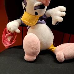 Peluche pulseira, como reportado por IKEA Paris Nord Roissy utilizando o iLost
