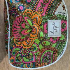 Táska Flower pattern, amint azt MEININGER Hotel Berlin East Side Gallary az iLost segítségével jelentette.