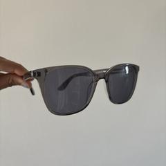 Grey sunglasses, segundo informou a iLost