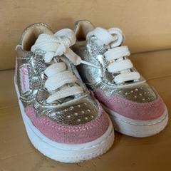 Sapatos, como reportado por Familie Resort Molenwaard utilizando o iLost