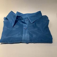 Camisa, como reportado por IKEA横浜 utilizando o iLost