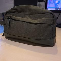 Toaletní taška dark green, jak nahlášeno Leonardo Boutique Museumhotel Amsterdam City Center pomocí iLost