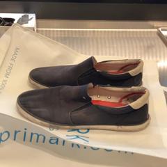 Schuhe Blau, gemeldet von MEININGER Hotel Leipzig Hauptbahnhof über iLost