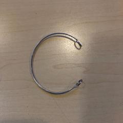 Metaalkleurige armband, as reported by Jaarbeurs using iLost