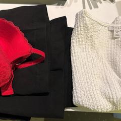 Ropa Black trousers, white top and red bra, ha sido reportado por Room Mate Bruno con iLost