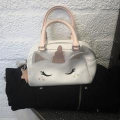 Zwart kinderjasje met wit tasje, a été signalé par Syntus Midden-Overijssel utilisant iLost