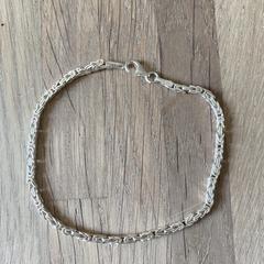 Zilveren armband, segundo informou a iLost