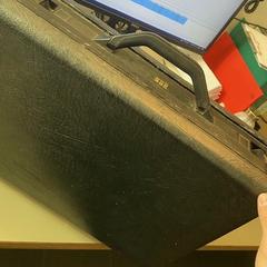 Custodia da viaggio zwart, come riportato da Vrije Universiteit Brussel (VUB) utilizzando iLost