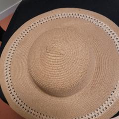 Slamený klobúk marron, ako bolo nahlásené TCL pomocou iLost