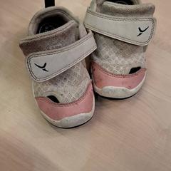 Sneaker, come riportato da IKEA Paris Nord Roissy utilizzando iLost