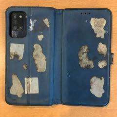 삼성 스마트폰 met blauw hoesje, iLost를 사용하여 Gemeente Amsterdam에 보고됨