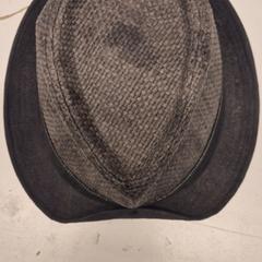 Hat bruin/grijs, as reported by Avonturenpark Hellendoorn using iLost