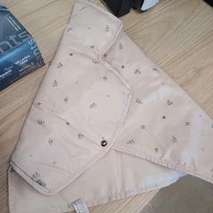Matelas de change beige / fleur, come riportato da IKEA Liège utilizzando iLost