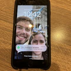 Mobiele telefoon, amint azt az iLostnak jelentették.