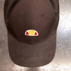 Gorra de beisbol, segons ha informat Rotterdam The Hague Airport mitjançant iLost