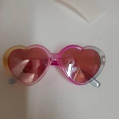 Gafas de sol Kinder zonnebril, ha sido reportado por IKEA Utrecht con iLost