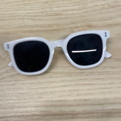 Óculos de sol, como reportado por IKEA Liège utilizando o iLost