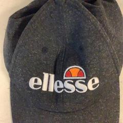 كاسكيت Zwart ellesse، كما تم الإبلاغ عنه بواسطة Artis عبر iLost