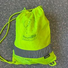 Sportzak fluogroen, amint azt Regio Oost-Vlaanderen az iLost segítségével jelentette.
