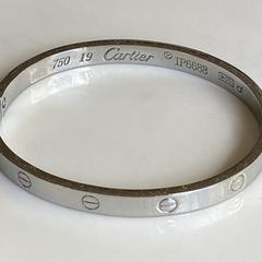 Armband fake Cartier, amint azt az iLostnak jelentették.