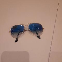 Slnečné okuliare Rayban zonnebril, ako bolo nahlásené Van der Valk Hotel Schiphol pomocou iLost