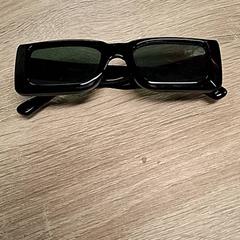 Gafas de sol Zwart, kunststof., ha sido reportado por EBS Spijkenisse con iLost