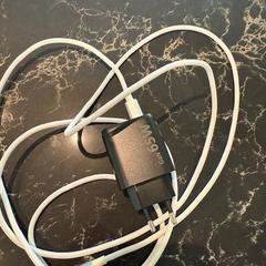 Cargador de iPhone wit met zwarte adapter, ha sido reportado por Van der Valk Hotel Veenendaal con iLost