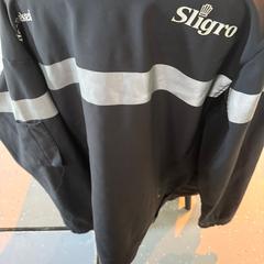 Camisa BLACK JACKET, ha sido reportado por Room Mate Bruno con iLost