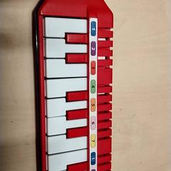 Játék Keyboard, rood/blauw, amint azt IKEA Zwolle az iLost segítségével jelentette.