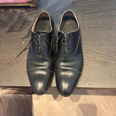 Sapatos, como reportado por Van der Valk Hotel Amsterdam-Amstel utilizando o iLost