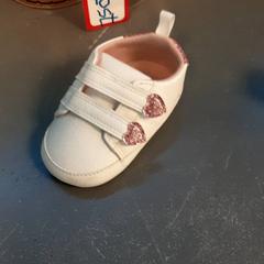 Schoentje baby がiLostで Diergaarde Blijdorp によって報告されました