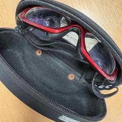 Sunglasses Red / Black inside the case, as reported by Sheraton Brussels Airport Hotel using iLost