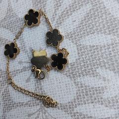 Gouden armbandje met zwarte inleg, jak bylo nahlášeno na iLost