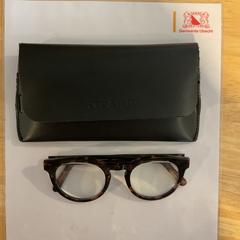 Gafas de lectura Zwarte leesbril merk Ace & Tate, segundo informou Gemeente Utrecht usando iLost