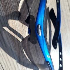 Gafas de sol, segundo informou Pathé Delft usando iLost