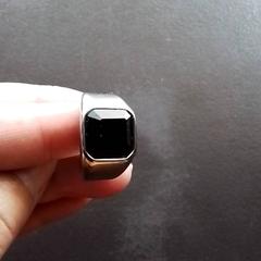 Prsten Zilveren ring met zwarte steen, jak nahlášeno Apenheul pomocí iLost
