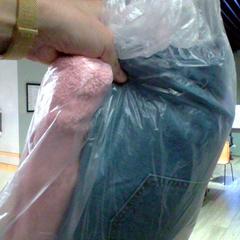 Kabát 1 pair oj jeans and 1 pink towel, jak nahlášeno MEININGER Hotel Roma Termini pomocí iLost