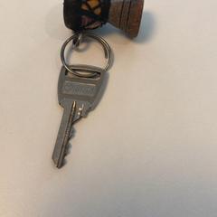 Etxeko giltza Met djembe sleutelhanger, gisa salatu by Gemeente Diepenbeek iLost erabiliz
