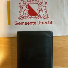 Zwarte portomonnee Zwart, leer., jak nahlášeno Gemeente Utrecht pomocí iLost