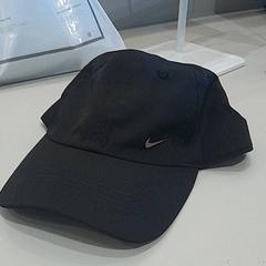 野球帽 Zwarte Nike pet がiLostで Van der Valk Hotel Schiphol によって報告されました