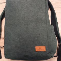 Rugzak met kleding en laptop, amint azt Pouw Vervoer az iLost segítségével jelentette.