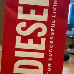 Purchase diesel, amint azt Designer Outlet Roermond az iLost segítségével jelentette.